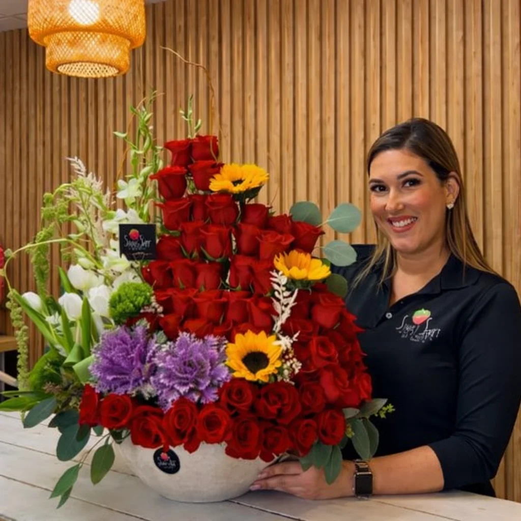Cliente feliz con composición floral