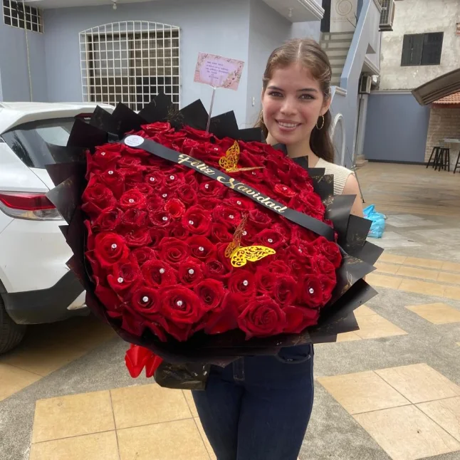 Cliente satisfecha con presente floral
